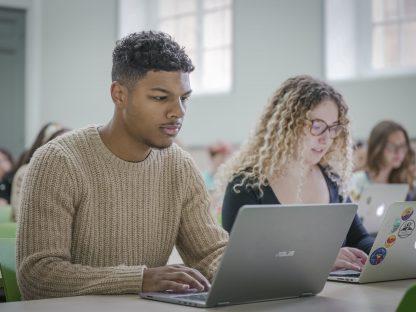 Etudiante sciences po aix travaille sur son ordinateur pendant un cours