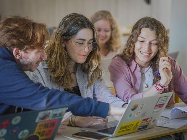 étudiants travaille groupe atelier cv