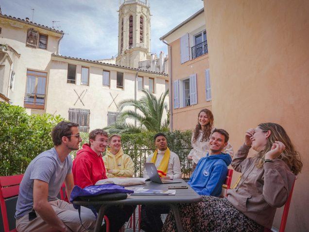 Étudiants d’associations de l’École en réunion de travail