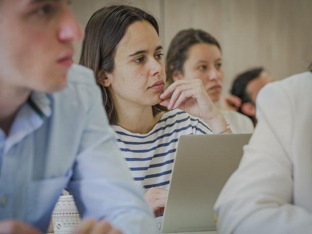 Étudiants concentrés et attentifs