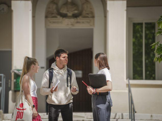 Étudiants discutant à l’Espace Philippe Séguin