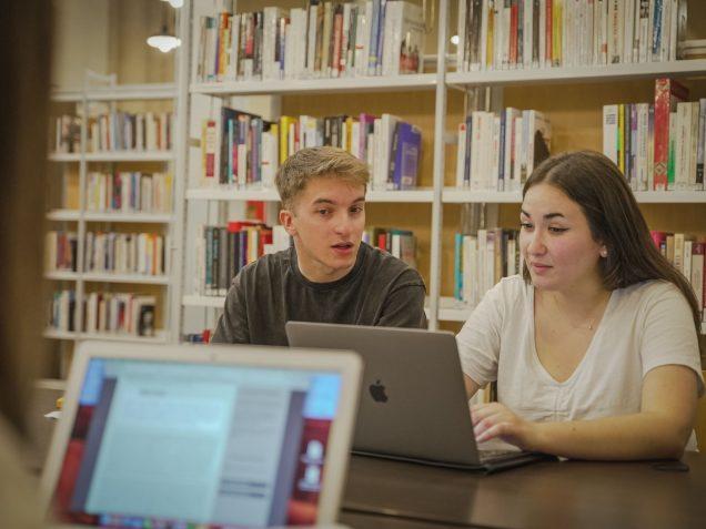 Étudiants travaillant dans la bibliothèque