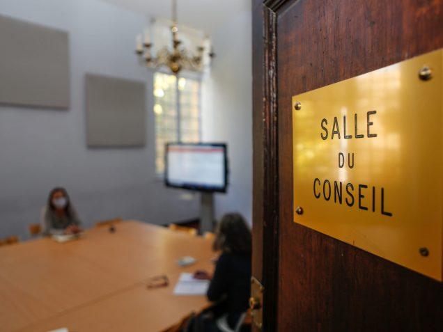 Personnes dans la salle du conseil de sciences po aix