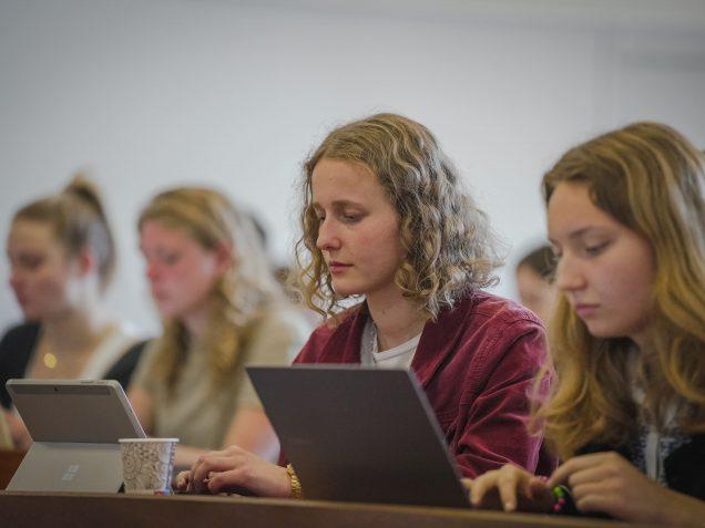 Des étudiants suivant un cours du Master GDSI