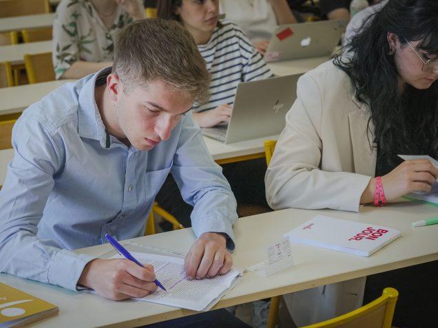 Étudiants travaillant lors d’un cours en LAP