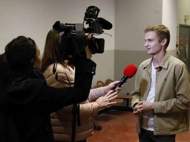 Enseignant avec étudiants de l’École