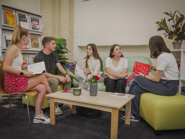 Étudiants discutant dans la bibliothèque